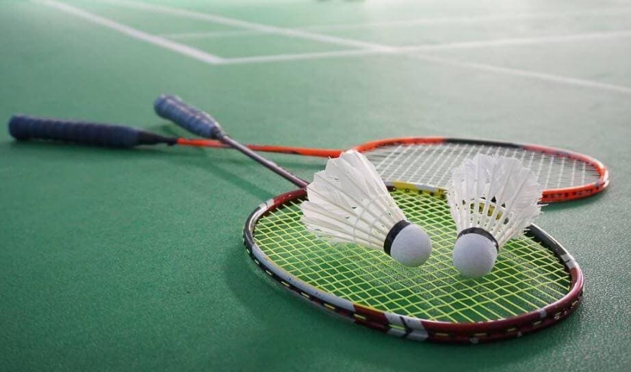 raquette et volant de badminton