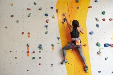 femme qui escalade un mur