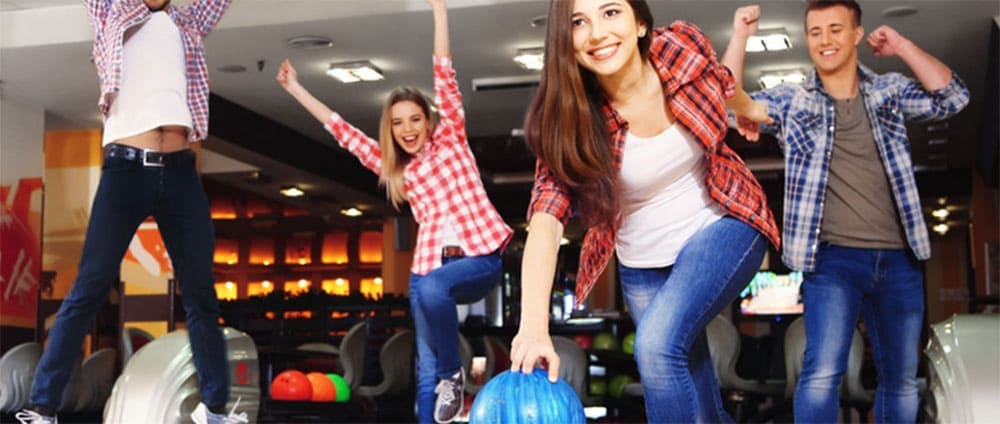 amis qui jouent au bowling