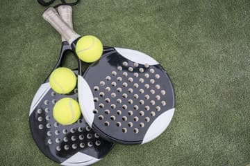 raquettes et balles de padel